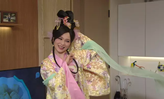 車婉婉與樊亦敏一個復刻自己經典角色《皆大歡喜》萬貴妃，一個繼中秋節後再度冧莊扮嫦娥。