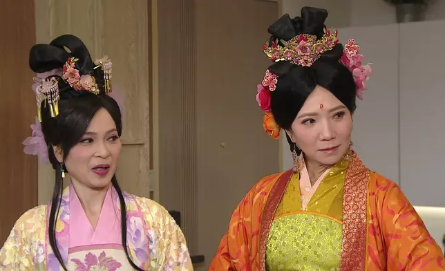 車婉婉與樊亦敏一個復刻自己經典角色《皆大歡喜》萬貴妃，一個繼中秋節後再度冧莊扮嫦娥。