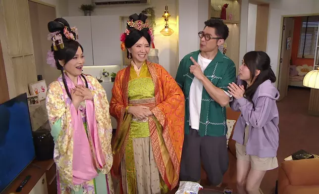 車婉婉與樊亦敏一個復刻自己經典角色《皆大歡喜》萬貴妃，一個繼中秋節後再度冧莊扮嫦娥。