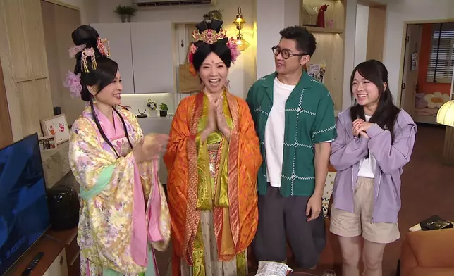 車婉婉與樊亦敏一個復刻自己經典角色《皆大歡喜》萬貴妃，一個繼中秋節後再度冧莊扮嫦娥。