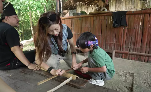 母子合力鑽木取火。