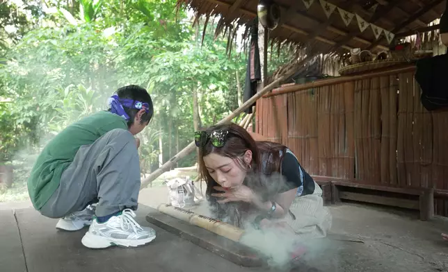 母子合力鑽木取火。