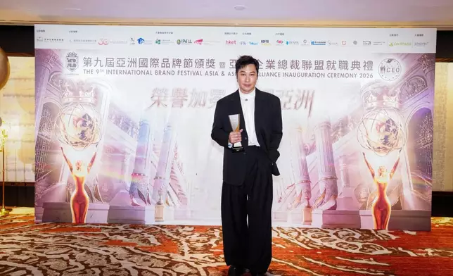 譚耀文前晚（25日）獲頒「亞洲國際年度歌影視全能藝人榮譽大獎」，直言從商界眼中獲殊榮非常開心，形容今年是歌影視大滿貫。