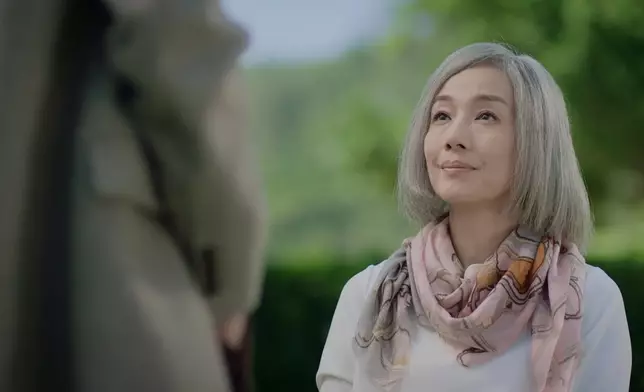 但佢好快將敵意變做笑意。