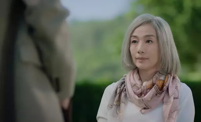 又喺耷低頭之後再慢慢收番起個笑意。