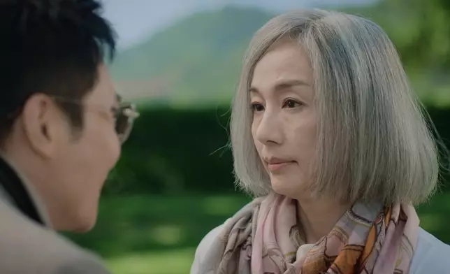 只需半秒，江美儀個樣同眼神都冇晒笑意。