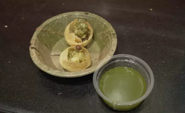 Abi最愛當地甜點，豎起姆指大讚。