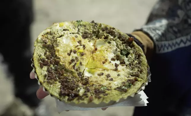 Abi最愛當地甜點，豎起姆指大讚。