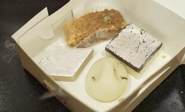 Abi最愛當地甜點，豎起姆指大讚。