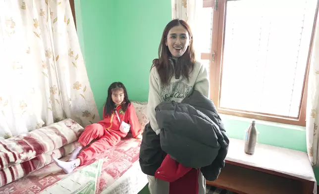 Leanne嫌被鋪不乾淨，Abi卻懶理一派悠然自得。