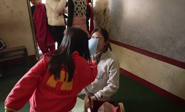 母女因摺紙起爭執，Abi竟用紙來回扇在母親臉上。