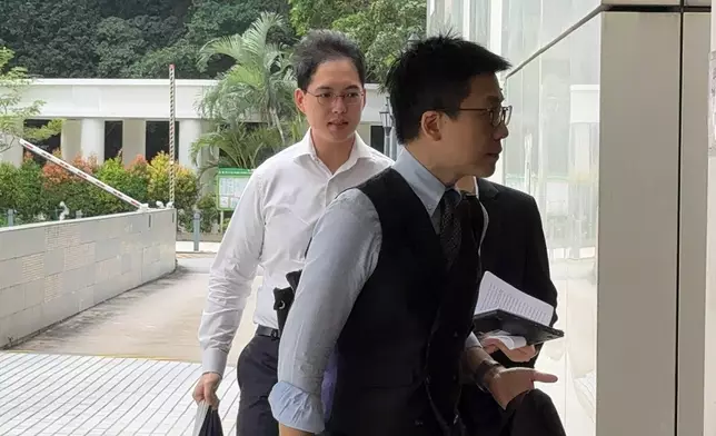 檢控官尹培軒（左）、高級助理刑事檢控專員梁育珩（右）。巴士的報記者攝
