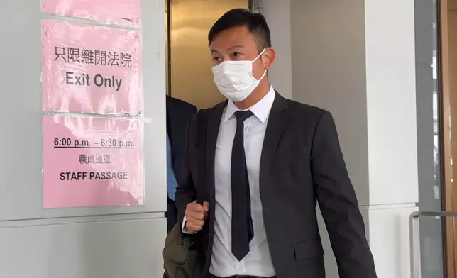 負責在涉案龍尾村單位搜查蒐證的證物警員陳偉雄。巴士的報記者攝