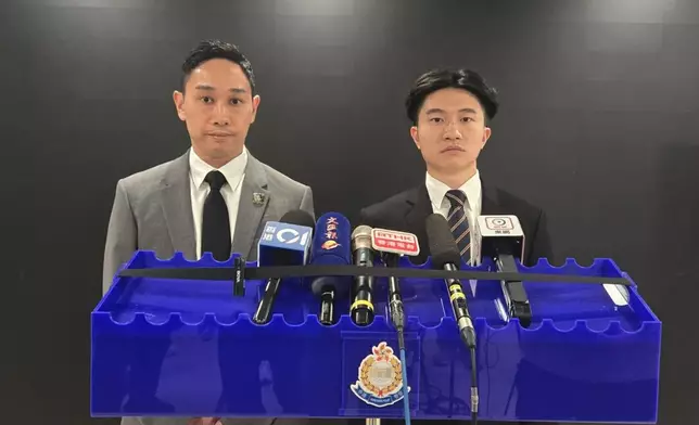 警方觀塘警區行動主任總督察徐嘉駿及特別職務隊督察林烙誠現向傳媒簡報案情。