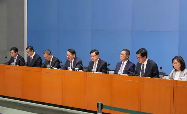 政府星期四(10月29日)公開大埔宏福苑火災獨立委員會報告。巴士的報記者攝