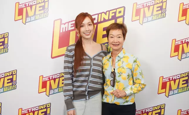 她又剖白轉戰流行樂壇的挫折，早期一次大型演出因聽不到自己聲音，落台即崩潰大哭，放狠話稱不再唱流行曲。