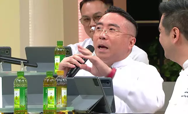 黃隆滔搞笑指食完乾牛河都解唔到甜。