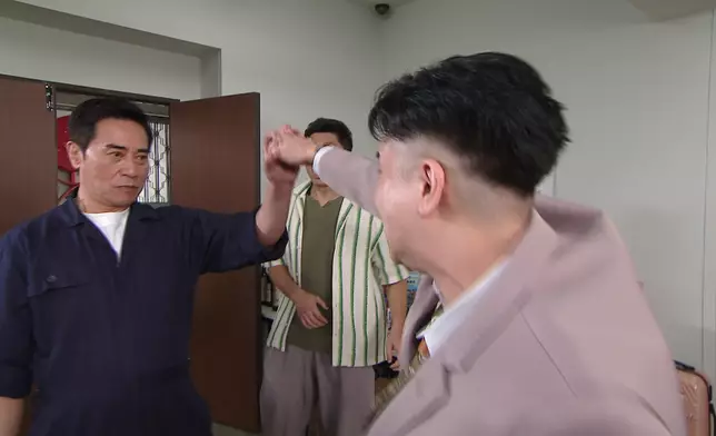 歐瑞偉破門「英雄救美」，成功制服唐嘉麟。