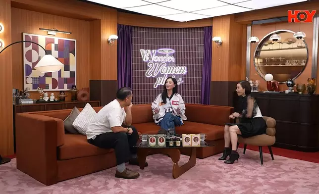鄭希怡（Yumiko）近日登上伍詠薇（伍姑娘）、李凱賢（Brian）主持的HOY節目《九運會客室2》