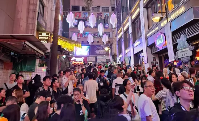 蘭桂坊人頭湧湧。FB圖片