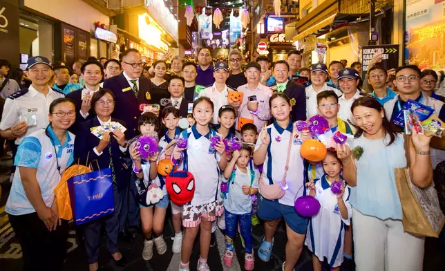 警方及少年警訊會員亦到蘭桂坊，向市民及遊客派發糖果及防罪、禁毒、交通安全宣傳單張。FB圖片