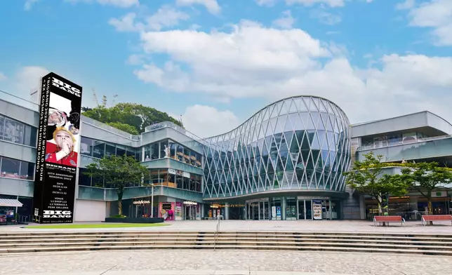 除了在室內展覽及戶外花園，驚喜更延伸至山頂廣場戶外多層樓高的觀光升降機