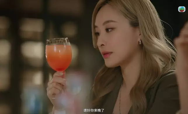 呢杯雞尾酒，都係成日出鏡架。