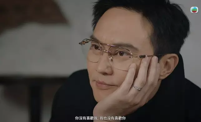 張智霖先係嚇一嚇望住高Ling，再自己喺度發呆，好搞笑。