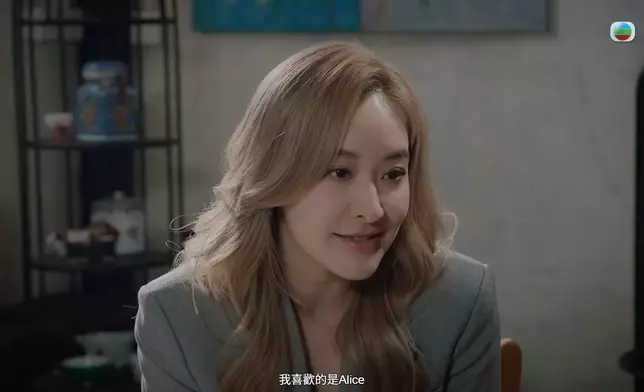 張智霖先係嚇一嚇望住高Ling，再自己喺度發呆，好搞笑。