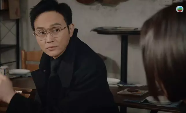 張智霖先係嚇一嚇望住高Ling，再自己喺度發呆，好搞笑。