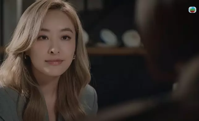 張智霖先係嚇一嚇望住高Ling，再自己喺度發呆，好搞笑。