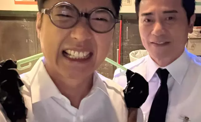 難得「甩頭」，李偉健當然要與歐瑞偉合照留念。