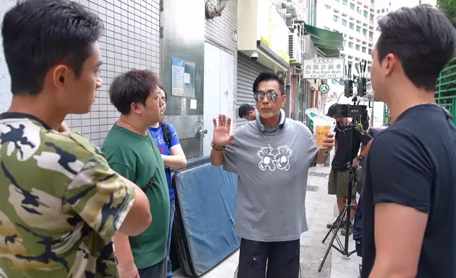 林迪安指導GM與Danny拍攝追逐戲。