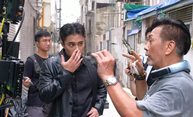 林迪安指導GM與Danny拍攝追逐戲。