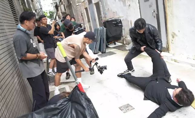 林迪安指導GM與Danny拍攝追逐戲。