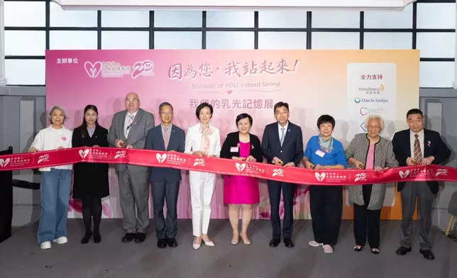全球華人乳癌組織聯盟為慶祝成立20周年，假中環街市舉辦「『因為您，我站起來』我們的乳光記憶展」，邀得曾兩度患癌的金燕玲擔任特別嘉賓。