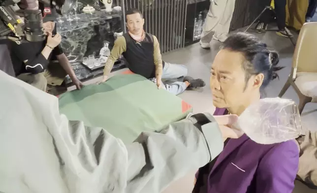 其實拍攝酒杯敲頭嗰吓好細力，都係就角度，大家電視見到嘅都只係製作效果。不過呢個位值得一讚嘅係，阿智好好腰力。
