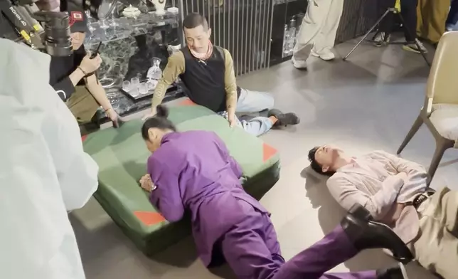 其實拍攝酒杯敲頭嗰吓好細力，都係就角度，大家電視見到嘅都只係製作效果。不過呢個位值得一讚嘅係，阿智好好腰力。