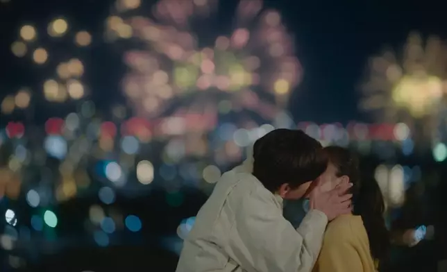 浪漫「煙花之吻」掀起熱話。Disney+提供圖片