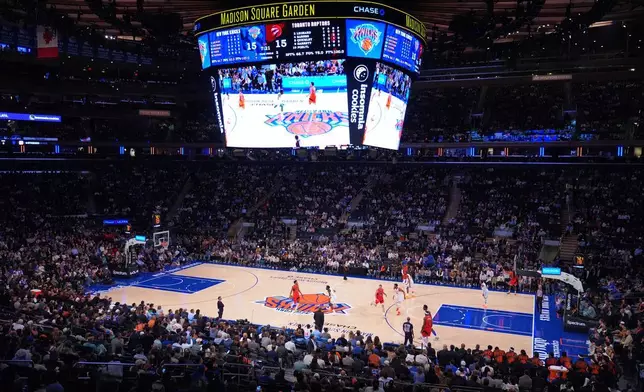 2026年10月15日周四，多倫多速龍隊在紐約舉行的NBA季前籃球賽上半場對陣紐約人隊。(美聯社圖片/Frank Franklin II) AP圖片