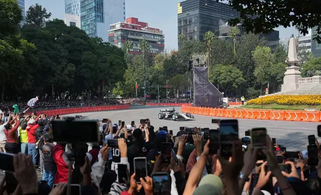 佳特力一級方程式車隊墨西哥車手佩雷斯，2026年10月28日周三在墨西哥城改革大道進行表演期間駕駛賽車。(美聯社圖片/Eduarto Verdugo) AP圖片