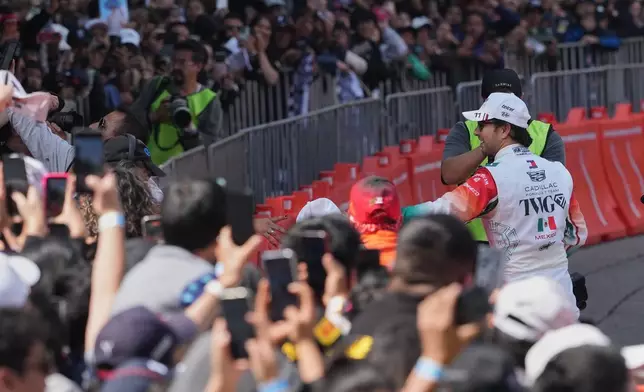 佳特力一級方程式車隊墨西哥車手佩雷斯，2026年10月28日周三在墨西哥城改革大道進行表演後，向人群致意。(美聯社圖片/Eduarto Verdugo) AP圖片