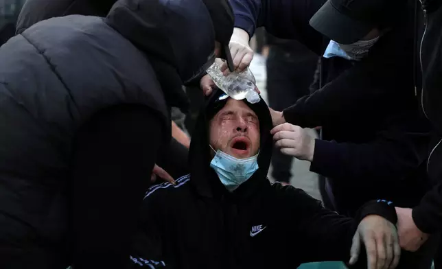 示威者在阿爾巴尼亞地拉那的衝突中受催淚氣體影響。學生加入火烈鳥反政府運動。攝於2026年10月14日周三。(美聯社圖片/Hameraldi Agolli) AP圖片