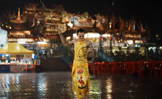 一名扮演乩童的信眾於2026年10月14日周三，在馬來西亞瓜拉庇勞的西天宮，參與九皇爺誕的精神淨化巡遊。(美聯社圖片/Vincent Thian) AP圖片