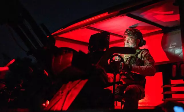 一名烏克蘭防空士兵於2026年9月19日周六晚上，在烏克蘭基輔準備擊退俄羅斯無人機襲擊。(美聯社圖片/Efrem Lukatsky) AP圖片