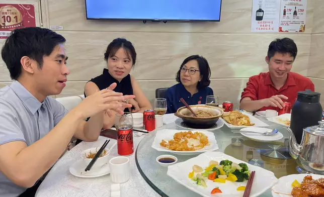 民青團隊國慶與APEC青年代表團飲茶 麥美娟鼓勵把握優惠出行消費