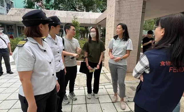 沙田小區滅鼠行動開鑼，利安邨首站向居民派滅鼠小冊子。