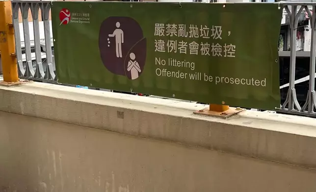 康文署聯同葵青區議員視察大隴街休憩花園，講解防鼠滅鼠措施。