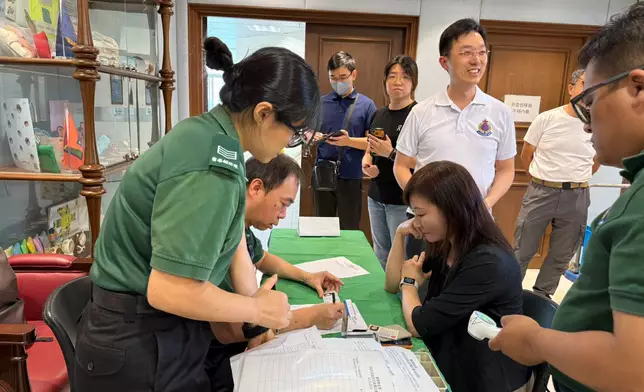 醫療輔助隊為現役人員提供免費流感疫苗接種 總部職員首日率先響應