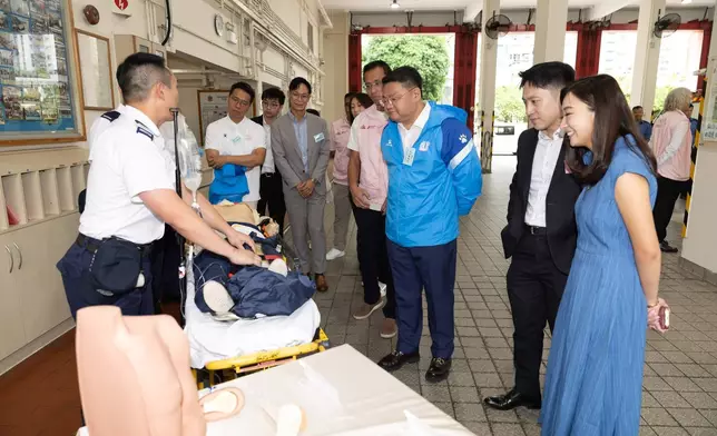 香港消防處聯同北元朗防火委員會交流，重陽節出動無人機高空監察防山火。